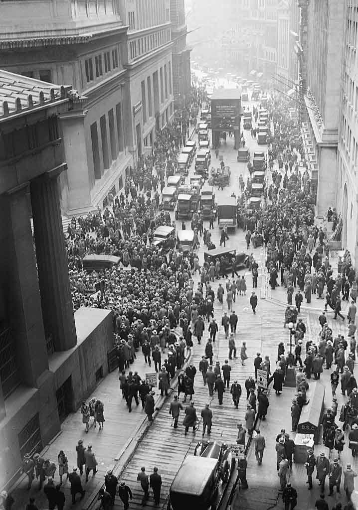 Multitud reunida en Wall Street durante el crack de 1929. Fuente: es.wikipedia.org