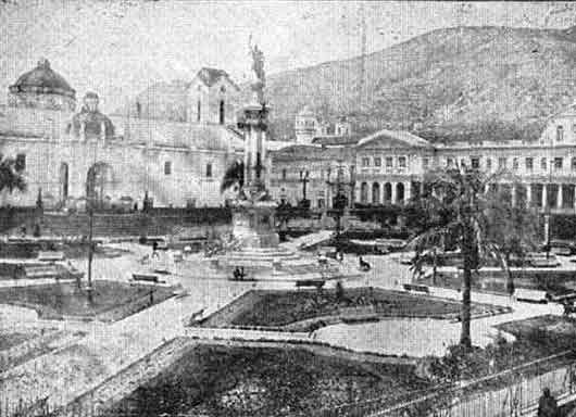 Vista de la Plaza Mayor de Quito con la Iglesia Catedral. Fuente: cervantesvirtual.com
