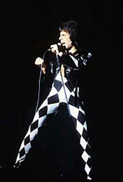 Freddie Mercury en 1977. Fuente: es.wikipedia.org