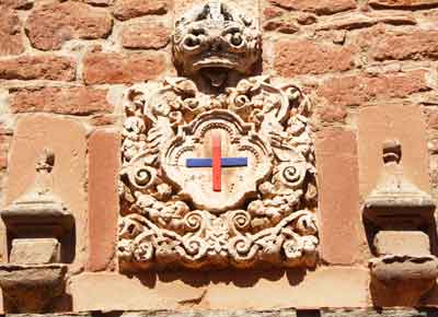Escudo trinitario en el Convento alcazareño. Fuente: turismoalcazar.es