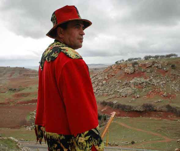 El animero mayor, con su bastón de mando cedido por el alcalde. Foto: Manuel Ruiz Toribio. Fuente: guiarepsol.com