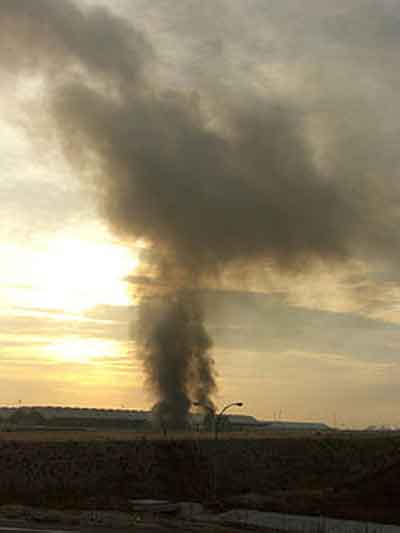 Columna de humo en el aeropuerto de Barajas Fuente: es.wikipedia.org
