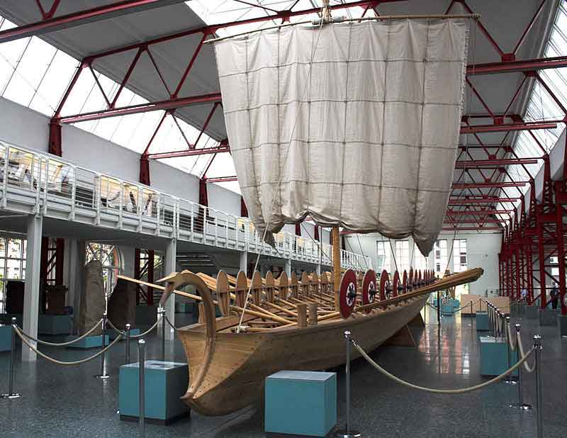 Reconstrucción de una nave fluvial romana de las que protegían la frontera del Rin. Fuente: es.wikipedia.org