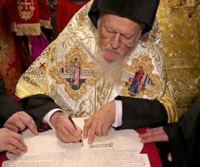 Firma del decreto de autocefalia de la Iglesia Ucraniana. Fuente: lavanguardia.com