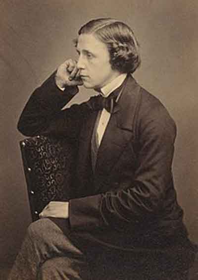 Lewis Carroll, fotografía tomada por él mismo. Fuente: es.wikipedia.org