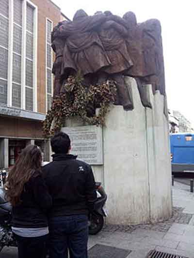 Monumento a los abogados asesinados. Fuente: es.wikipedia.org