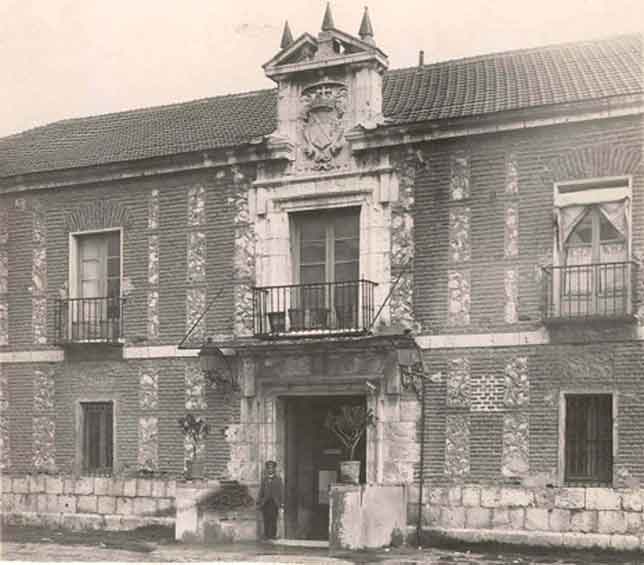 Colegio Mayor de Santa Cruz, antigua sede de las ingenierías en Valladolid. Fuente: eldiadevalladolid.com