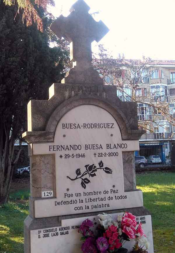 Tumba en el Cementerio de Santa Isabel de Vitoria. Fuente: es.wikipedia.org