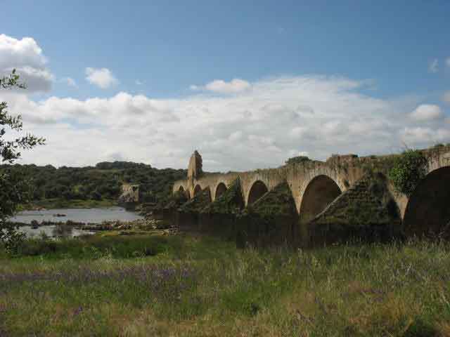Puente de Ajuda , sobre el río Guadiana. Fuente: es.wikipedia.org