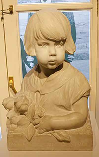 Busto de Cayetana de niña por Mariano Benlliure. Fuente: es.wikipedia.org