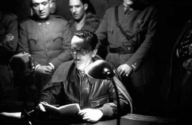 El coronel Casado leyendo manifiesto que desata un intento de Golpe de Estado. Fuente: demadridalanube.com